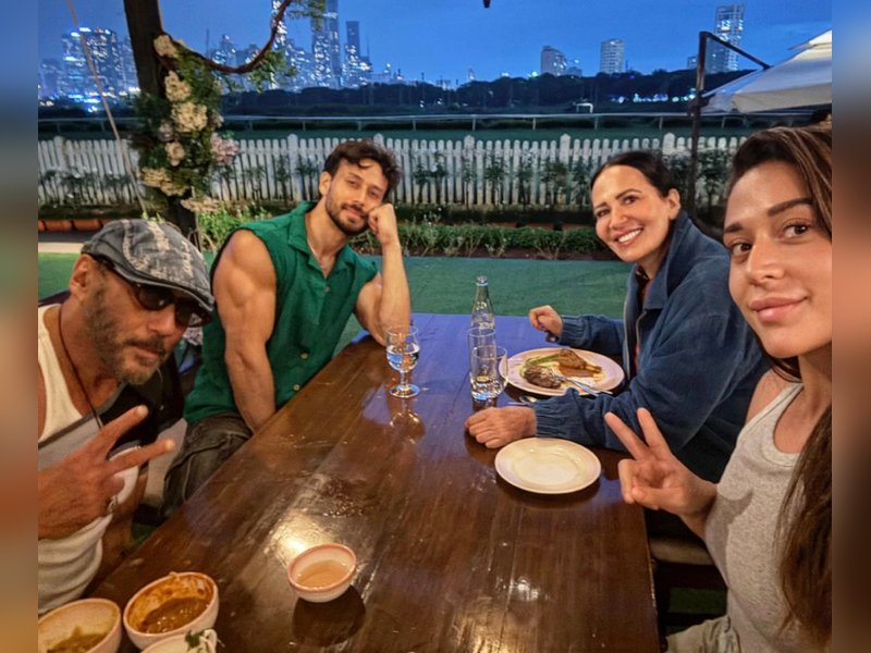 Tiger Shroff enjoys cozy dinner outing with father Jackie, mother Ayesha and sister Krishna