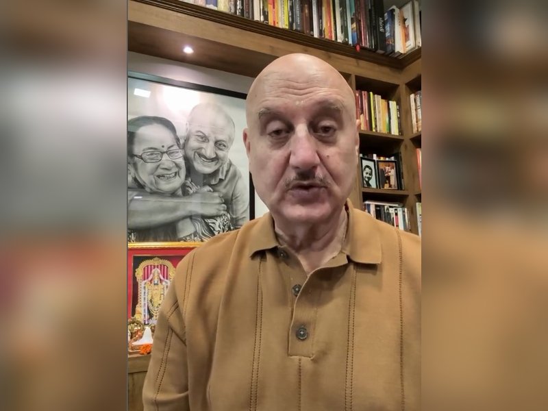 Anupam Kher meets ‘dearest friend’ Shankar Mahadevan in flight: Love his positive energy