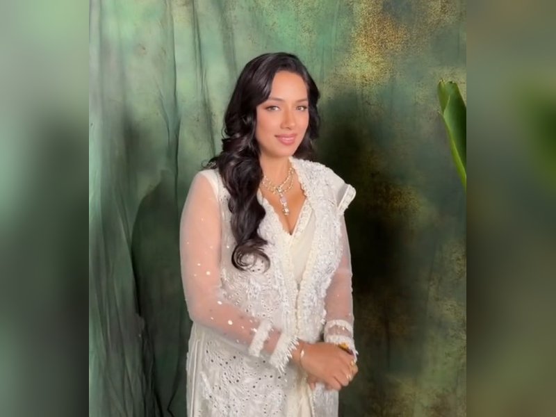 Rupali Ganguly brings Asha Bhosle -Kishore Kumar’s magic alive with her retro dance reel