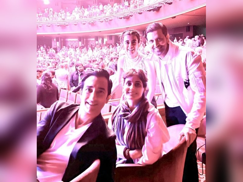 Hrithik Roshan, girlfriend Saba enjoy musical evening with Rahul Khanna