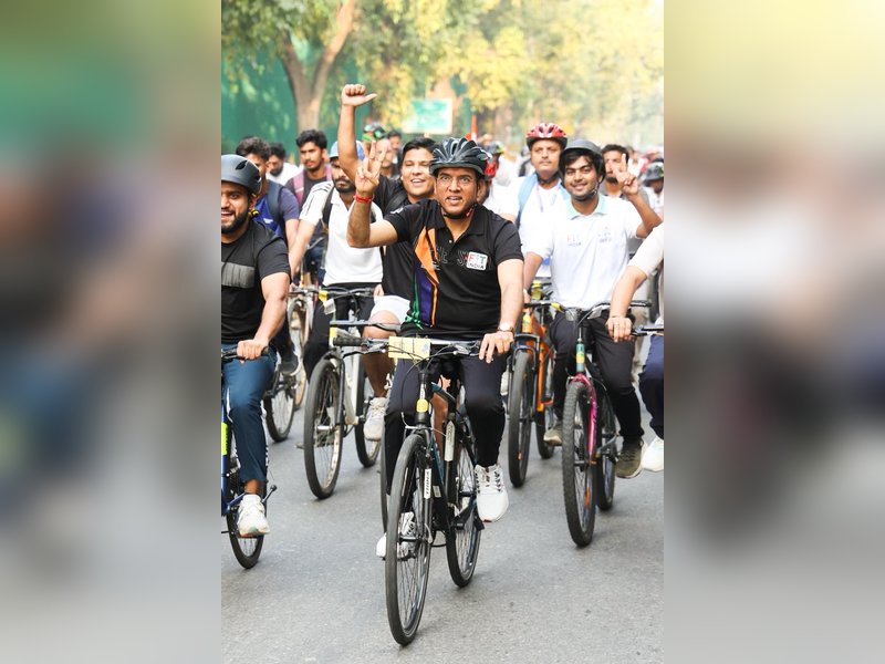 Dr. Mansukh Mandaviya leads the way with teachers in Delhi in the Fit India Sundays on Cycle on World Teachers' Day. Photo credit: SAI