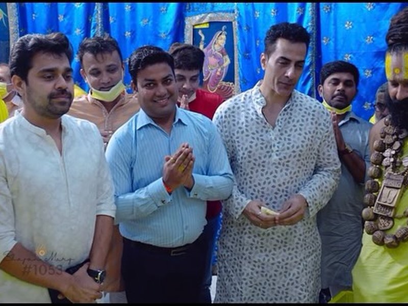 Sudhanshu Pandey takes blessings from Premanand Maharaj