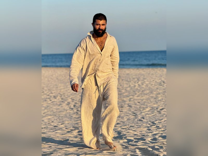 Vijay Deverakonda says 'All is well' after his car meets with an accident, admits his head hurts