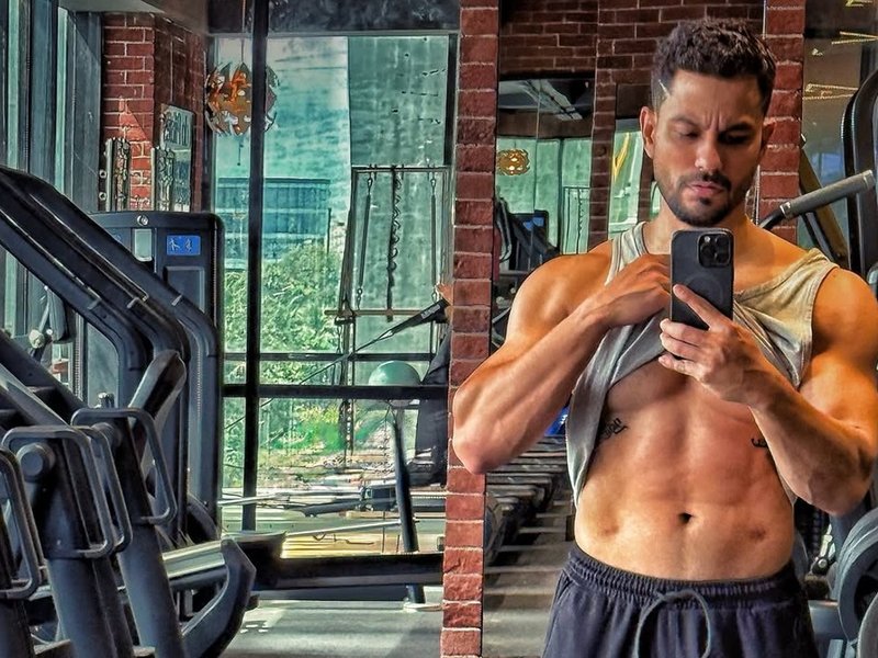 Kunal Kemmu flexes abs and muscular physique while ‘checking’ himself out