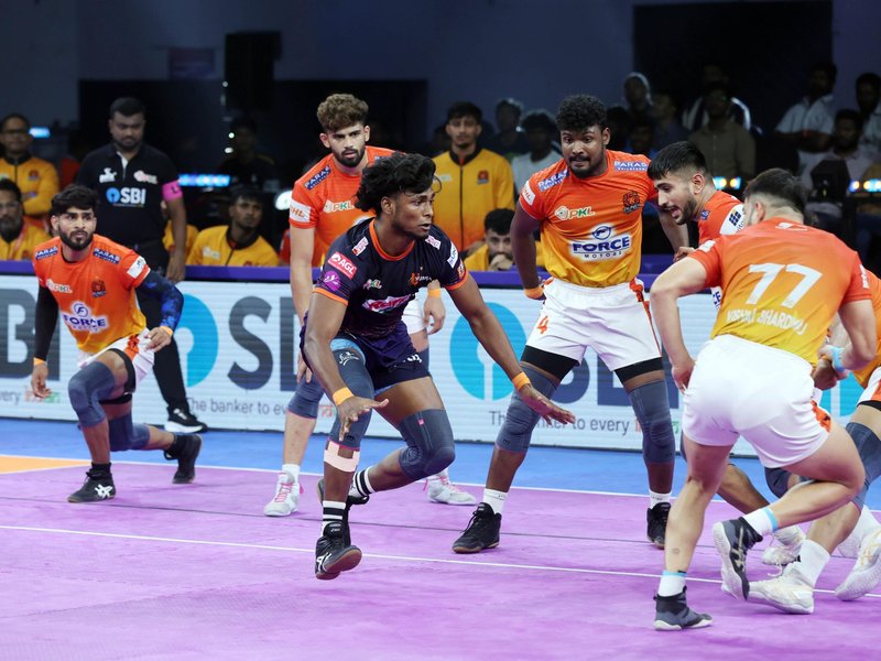 Aditya Shinde’s 14 points help Puneri Paltan secure a win over U Mumba in Season 12 of Pro Kabaddi League (PKL) in Chennai on Wednesday. Photo credit: PKL