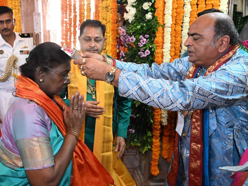 President Murmu offers prayers at Gujarat's Dwarkadhish Temple