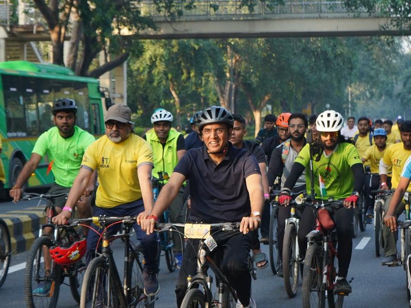 Mandaviya leads ‘Sundays on Cycle’ in New Delhi with doctors and health professionals (Credit: SAI Media)