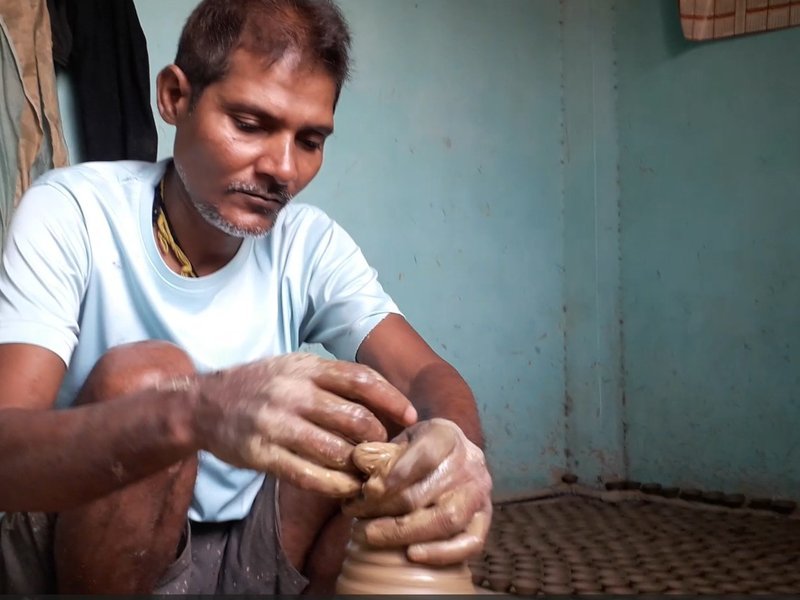 UP: ‘Swadeshi Abhiyaan’ lights up Gorakhpur's Kumhar Gali ahead of Diwali 