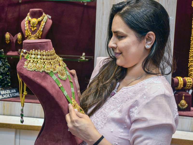 सोना-चांदी की कीमतों में लगातार जारी गिरावट, 1200 रुपए से ज्यादा गिरे सिल्वर रेट्स