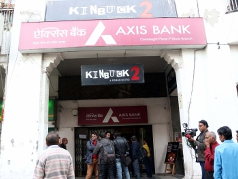 Axis Bank's Q2 net profit falls 25 pc to Rs 5,557.5 crore