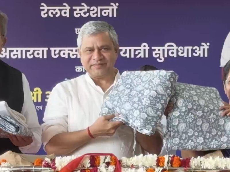 Rajasthan: Union Railway Minister launches Sanganeri print blanket cover pilot project