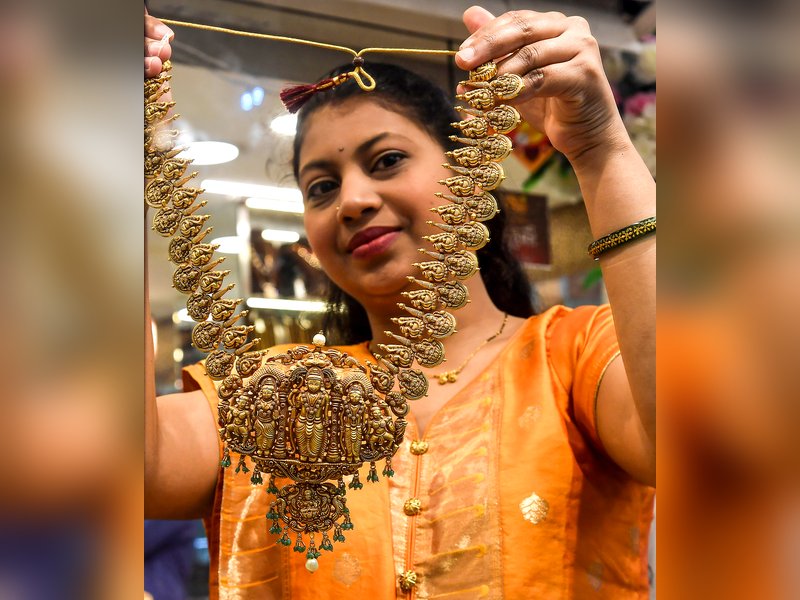 बढ़ती मांग के चलते सोने का दाम 2026 में 5,000 डॉलर प्रति औंस तक पहुंच सकता है : रिपोर्ट 