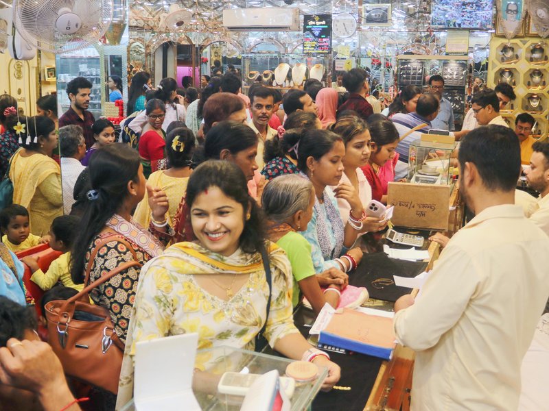 अमेरिका-ईरान तनाव के बीच कीमती धातुओं पर दबाव, सोना 0.50 प्रतिशत से ज्यादा फिसला