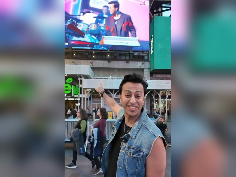 Salim Merchant surprises Sonu Nigam with a special Diwali gift at Times Square