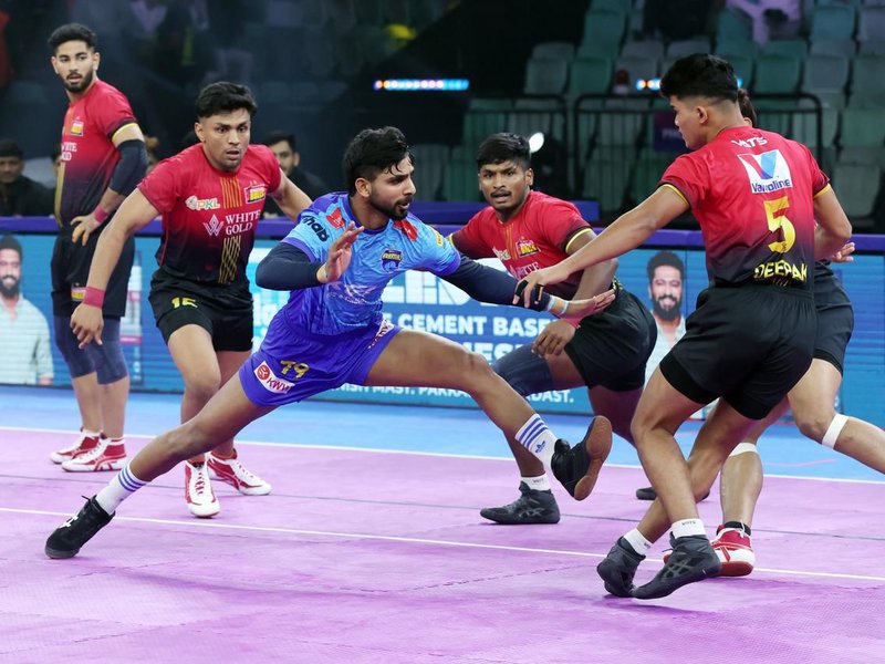 Vinay stars as Haryana Steelers beat Telugu Titans by 11 points, solidifying Top-Four chance in Season 12 of the Pro Kabaddi League (PKL) in New Delhi on Wednesday. Photo credit: PKL