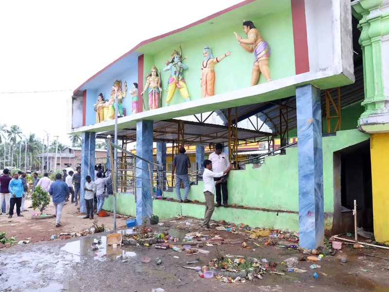 राष्ट्रपति द्रौपदी मुर्मू और उपराष्ट्रपति सीपी राधाकृष्णन ने वेंकटेश्वर मंदिर में हुई भगदड़ की घटना पर दुख जताया