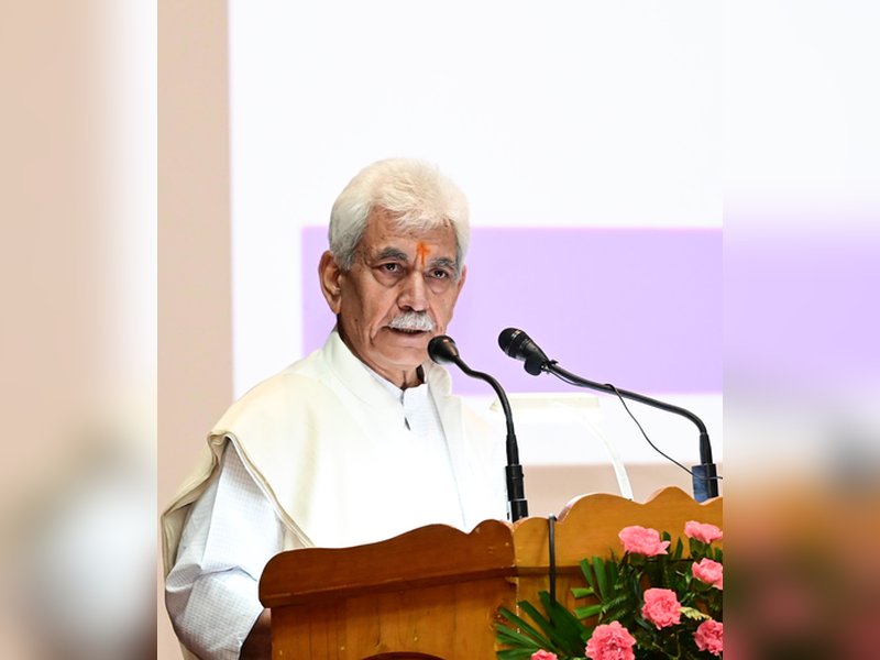 एलजी मनोज सिन्हा ने 'ऑपरेशन महादेव' के लिए 'केंद्रीय गृहमंत्री दक्षता पदक' पाने वाले पुलिसकर्मियों की सराहना की