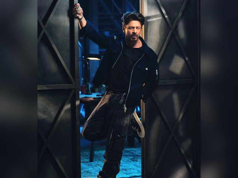 SRK skips customary fan meet on birthday after being advised by authorities