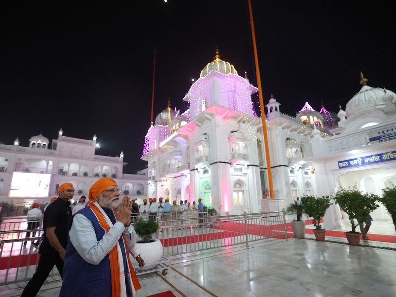 After whirlwind political engagements in poll-bound Bihar, PM Modi prays at Patna Sahib Gurdwara