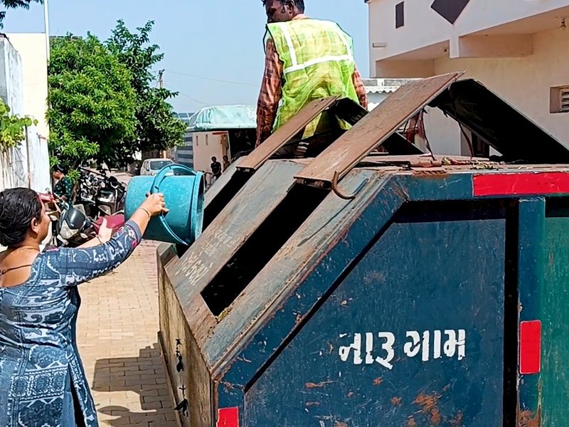 गुजरात: जामनगर के गांवों में ‘निर्मल गुजरात 2.0’ का असर, महिलाओं को अब दरवाजे पर मिल रही सफाई सुविधा