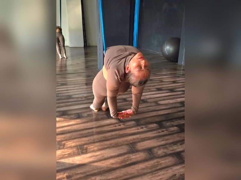 मनीषा कोइराला ने सिखाया पूरे शरीर को मजबूत बनाने वाला एरियल योग, मिलते हैं कई लाभ 