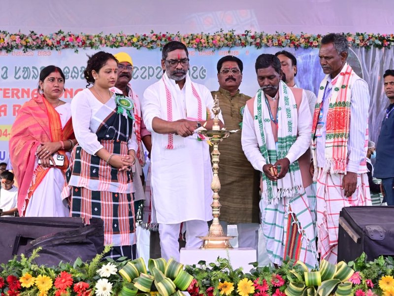 झारखंड की लुगूबुरु पहाड़ी पर अंतरराष्ट्रीय संथाल आदिवासी धर्म महासम्मेलन में उमड़ा आस्था का सैलाब 