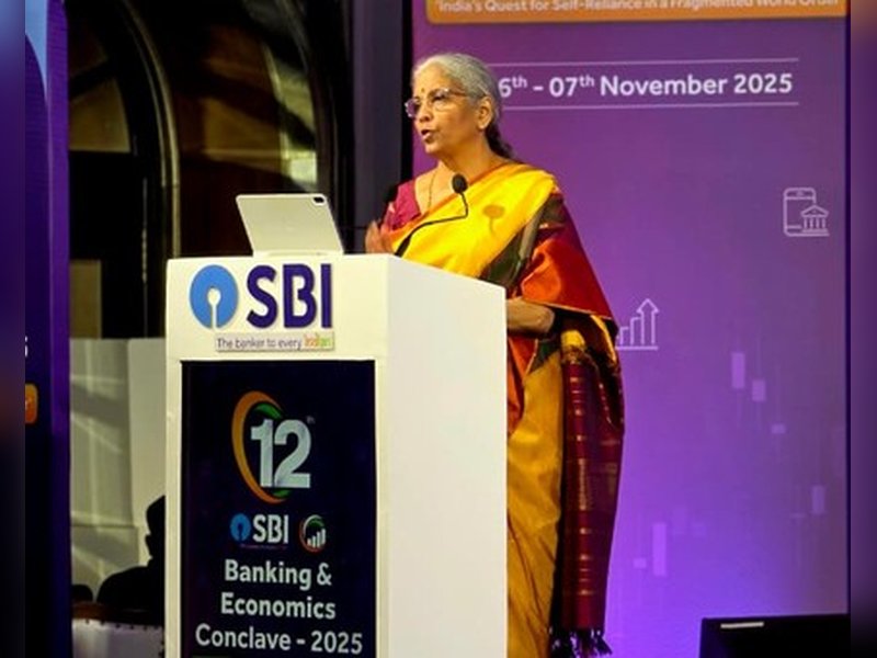 टेक्नोलॉजी के साथ पर्सन-टू-पर्सन कांटेक्ट पर फोकस करें बैंक, स्थानीय भाषा को भी दें प्राथमिकता : वित्त मंत्री