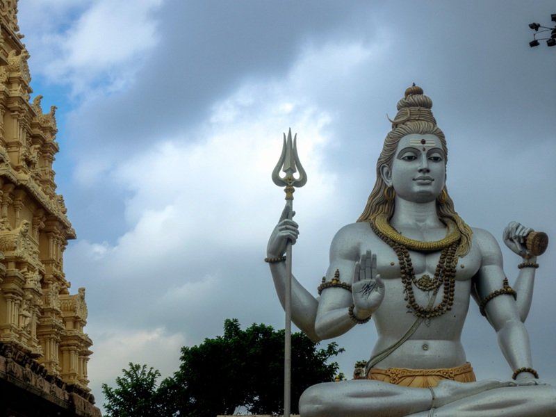 देवरगट्टू मंदिर: भगवान शिव को प्रसन्न करने के लिए युद्ध करते हैं भक्त, चलाते हैं एक दूसरे पर लाठियां!