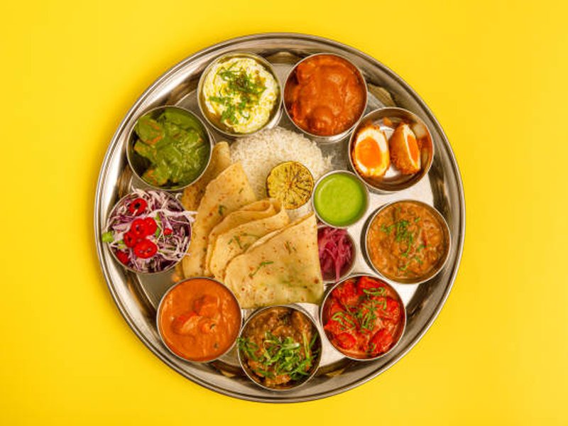 अक्टूबर में घर में बनी शाकाहारी और मांसाहारी थाली हुई सस्ती