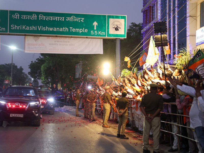यूपी : पीएम मोदी का भव्य स्वागत, ‘हर हर महादेव’ के नारों से गूंजा पूरा बनारस