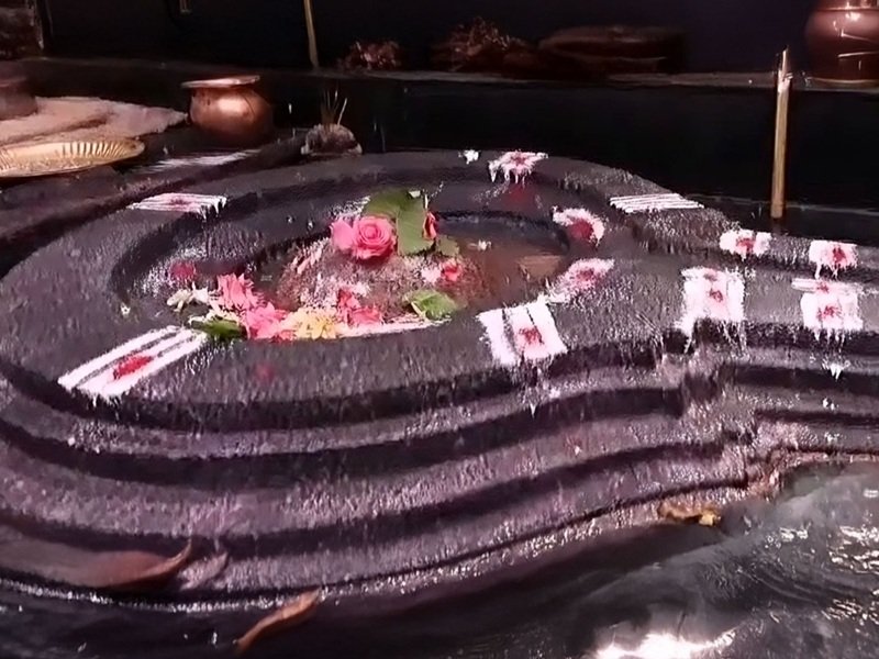 श्री बुग्गा राम लिंगेश्वर मंदिर: इस मंदिर में एक साथ मौजूद हैं 12 ज्योतिर्लिंग, चमत्कारी झरने से होता है जलाभिषेक