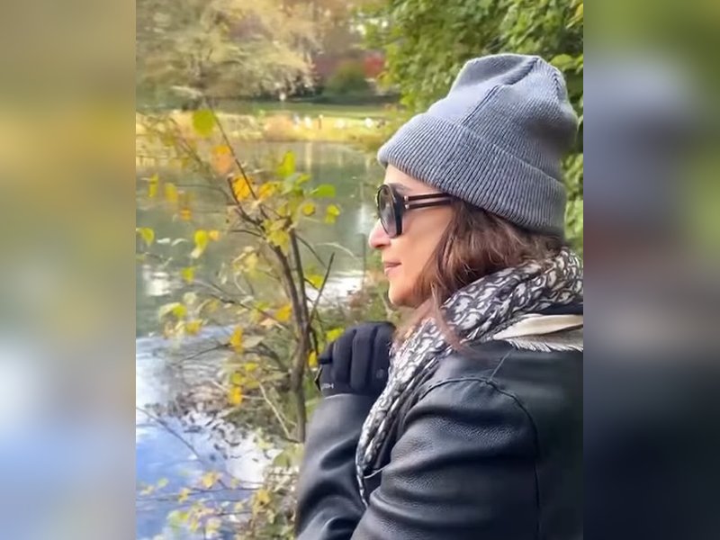 'बस एक पल', वादियों की खूबसूरती में खोईं माधुरी दीक्षित