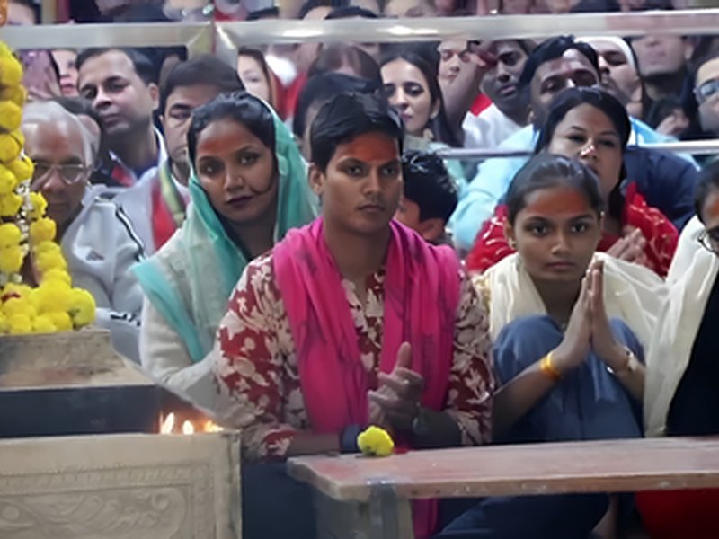 विश्व कप जीत के बाद दीप्ति शर्मा ने किए भगवान महाकाल के दर्शन, भस्म आरती में शामिल हुईं