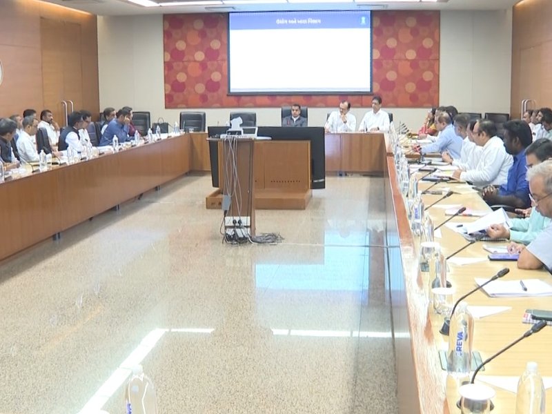 गुजरात: डिप्टी सीएम हर्ष संघवी ने सरकारी विभागों से स्वदेशी वैकल्पिक वस्तुओं को अपनाने का दिया सुझाव