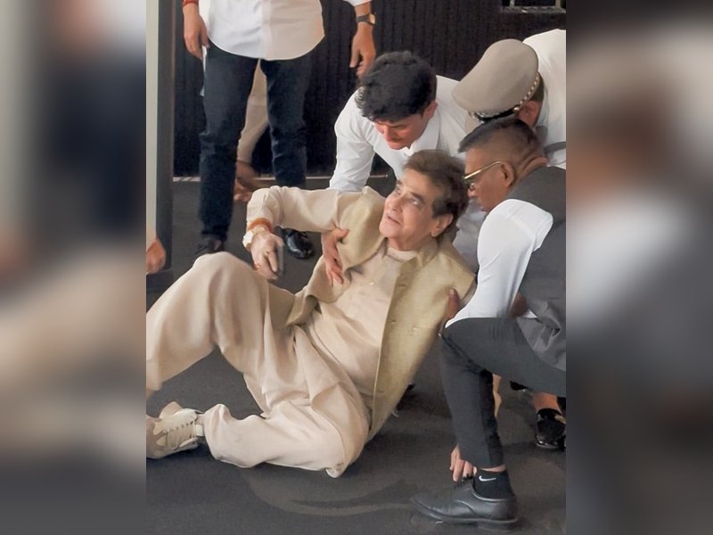 Jeetendra slips and falls on the ground at Zarine Khan's prayer meet	
