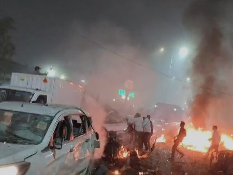 दिल्ली: लाल किले के पास कार में धमाका, तीन गाड़ियों में लगी आग