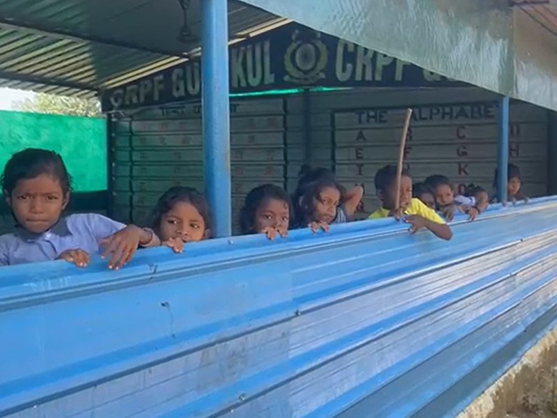 नक्सल प्रभावित सुकमा में शिक्षा की नई सुबह, पुवार्ती गांव में सीआरपीएफ ने जलाया 'गुरुकुल' का दीप