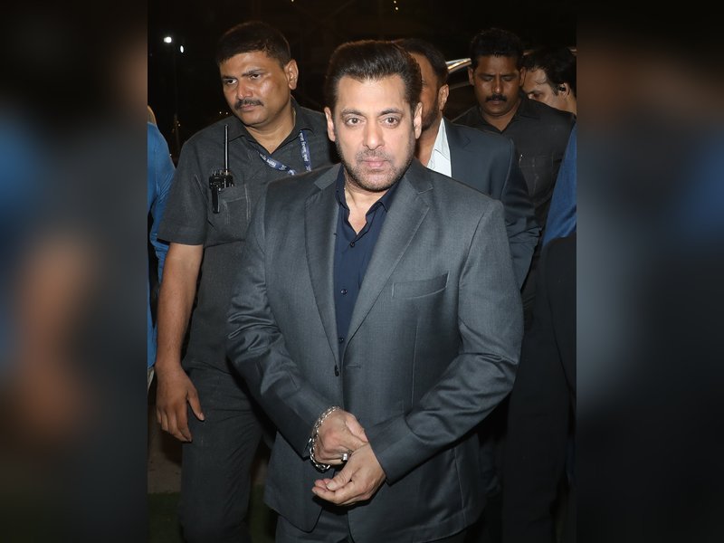 Salman Khan visits Dharmendra at the hospital	