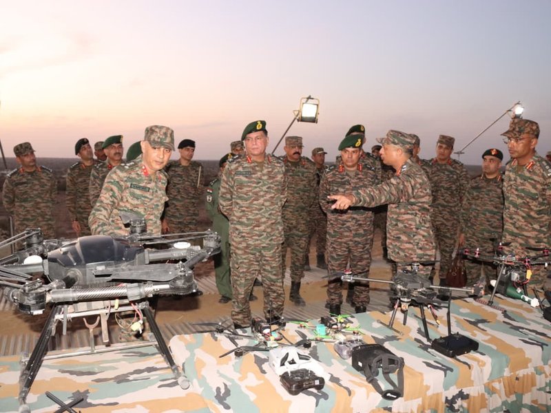 सेना की युद्धक तैयारियों की समीक्षा, थलसेना और वायुसेना के बीच निर्बाध समन्वय