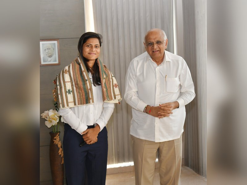 गुजरात के सीएम भूपेंद्र पटेल ने राधा यादव से की मुलाकात, उज्जवल भविष्य की कामना की 