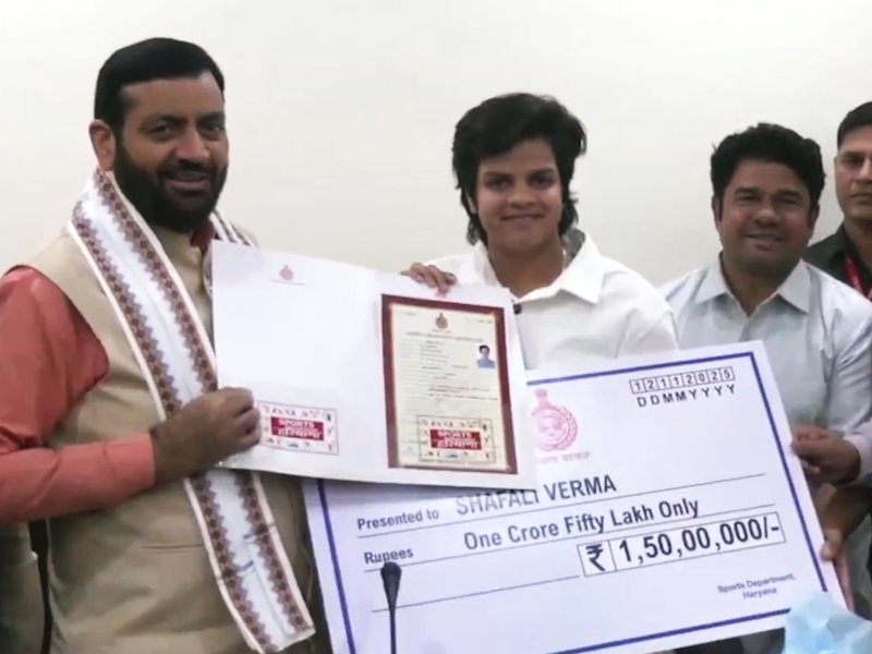 शेफाली बनीं हरियाणा महिला आयोग की ब्रांड एंबेसडर, सीएम सैनी ने सौंपा 1.5 करोड़ रुपए का चेक