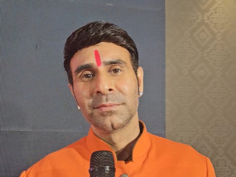Sandip Soparrkar shares interesting anecdote about performing with Dharmendra’s family