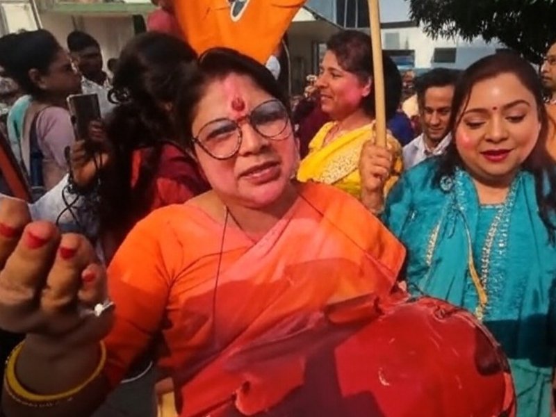 पटना में जदयू कार्यालय के बाहर जमकर नाचीं महिलाएं, बोलीं-अब सिर्फ विकास की गंगा बहेगी