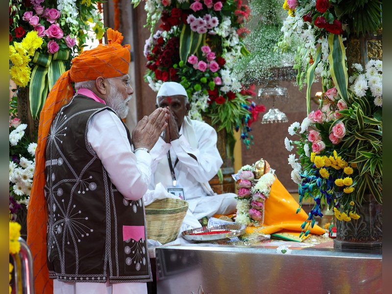 गुजरात: प्रधानमंत्री मोदी ने देवमोगरा माता मंदिर में किए दर्शन, देशवासियों के लिए मांगा आशीर्वाद