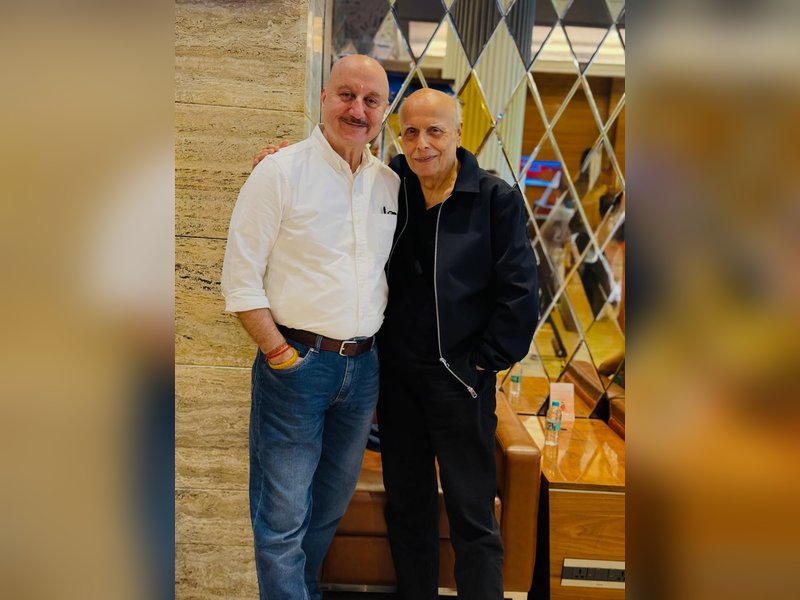 Anupam Kher poses for a pic with Mahesh Bhatt as the two bump into each other at the airport