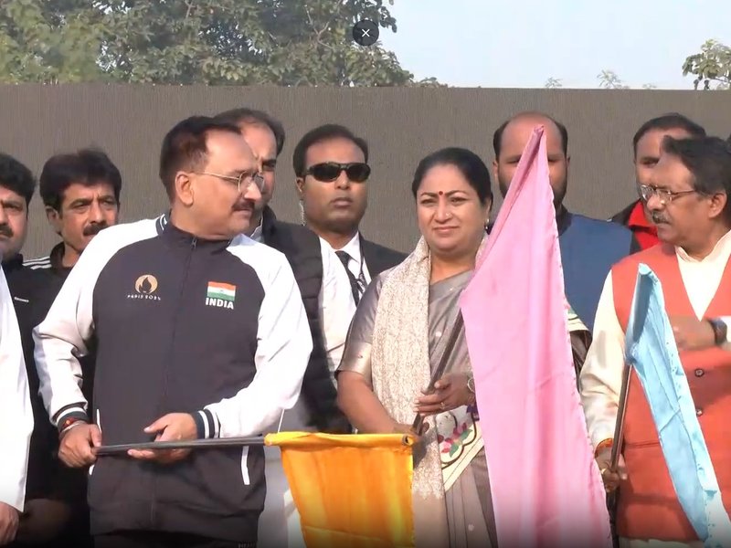 दिल्ली: मुख्यमंत्री रेखा गुप्ता ने 'नमो रन' को दिखाई झंडी 