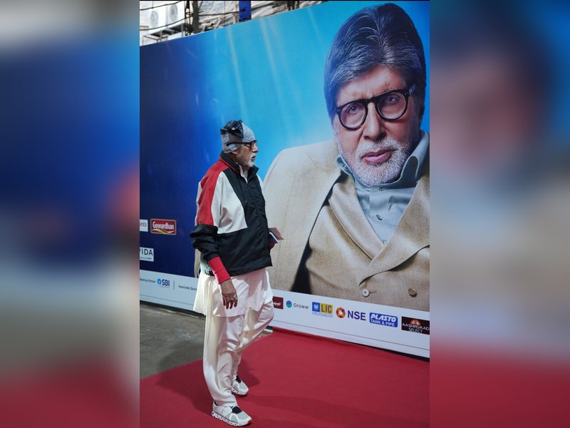 Big B is unable to contain his excitement as he shares billboards with Abhishek, Akshay & SRK