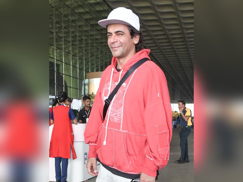 Sunil Grover, Harshdeep Kaur find a way to gossip through glass wall