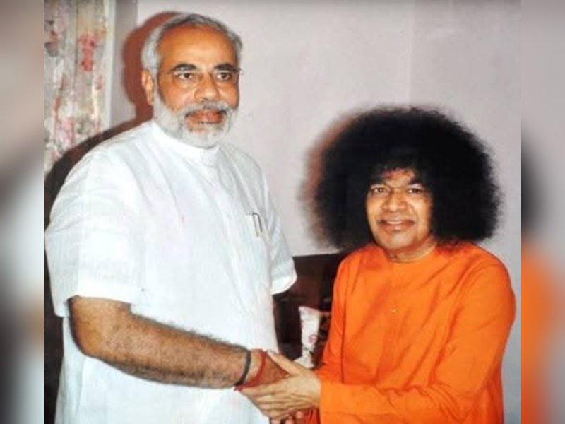 ...जब प्रधानमंत्री मोदी ने श्री सत्य साईं बाबा से देश से जुड़े मुद्दों पर बात की थी, 'मोदी आर्काइव' ने शेयर किया पोस्ट 