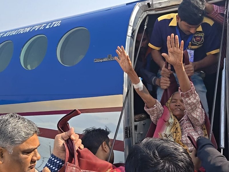 पीएम श्री एयर एम्बुलेंस सेवा: बुजुर्ग महिला को खंडवा से एयरलिफ्ट कर इंदौर के अस्पताल में भर्ती कराया